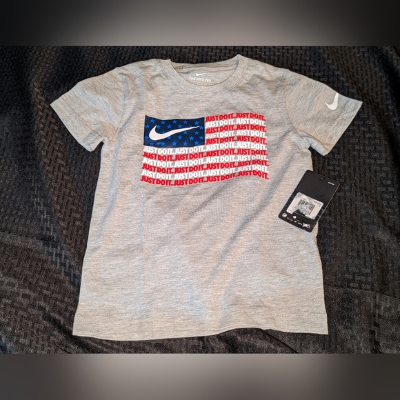 Kids Gray Nike USA American Flag t-shirt. - Picture 3 of 6